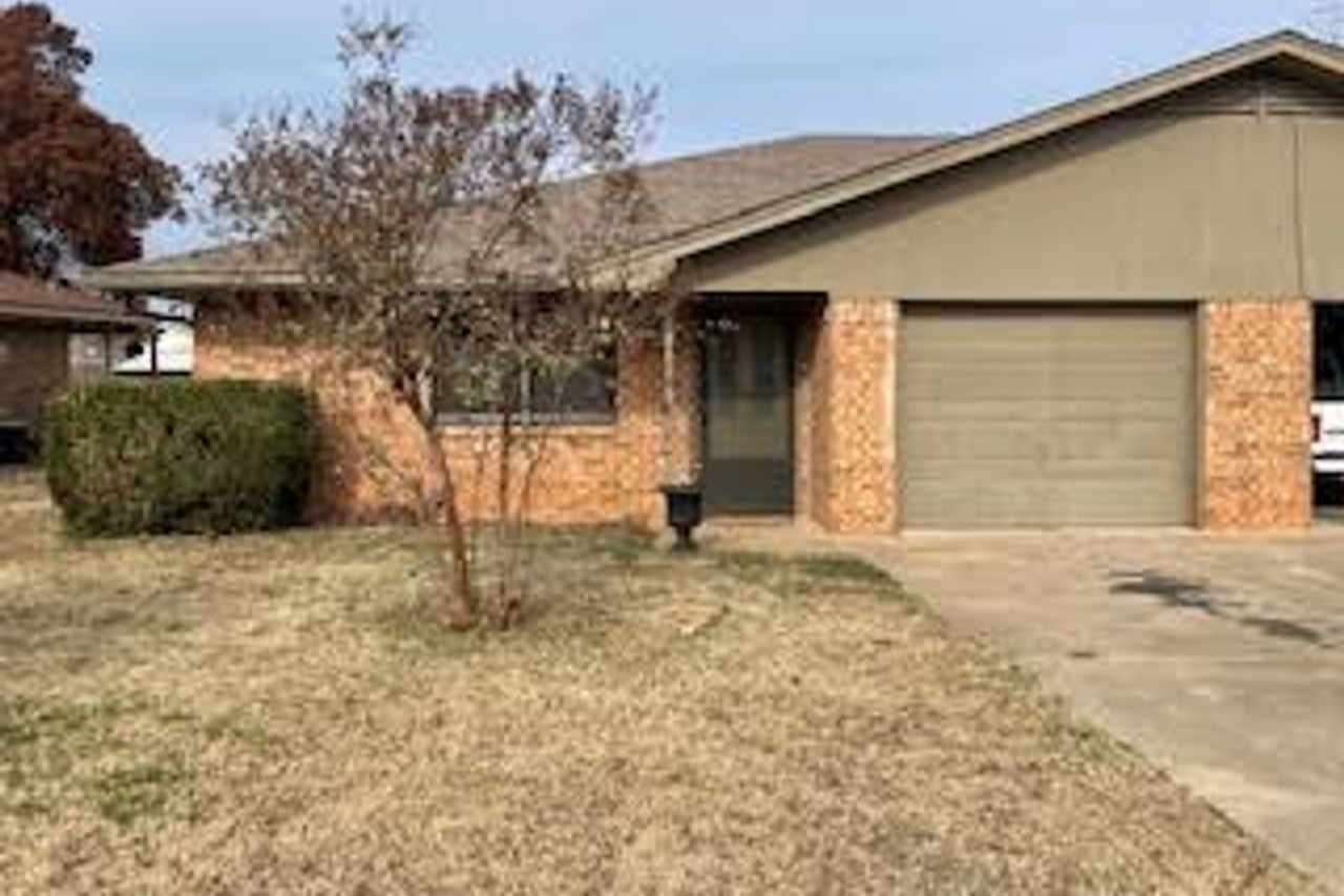 2/2 Large 1200 Sq Ft Duplex with Garage and Large Backyard