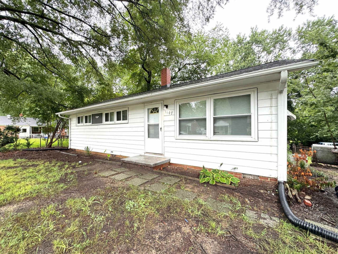 3 BR House w/ Fenced Yard and Convenient to I-40