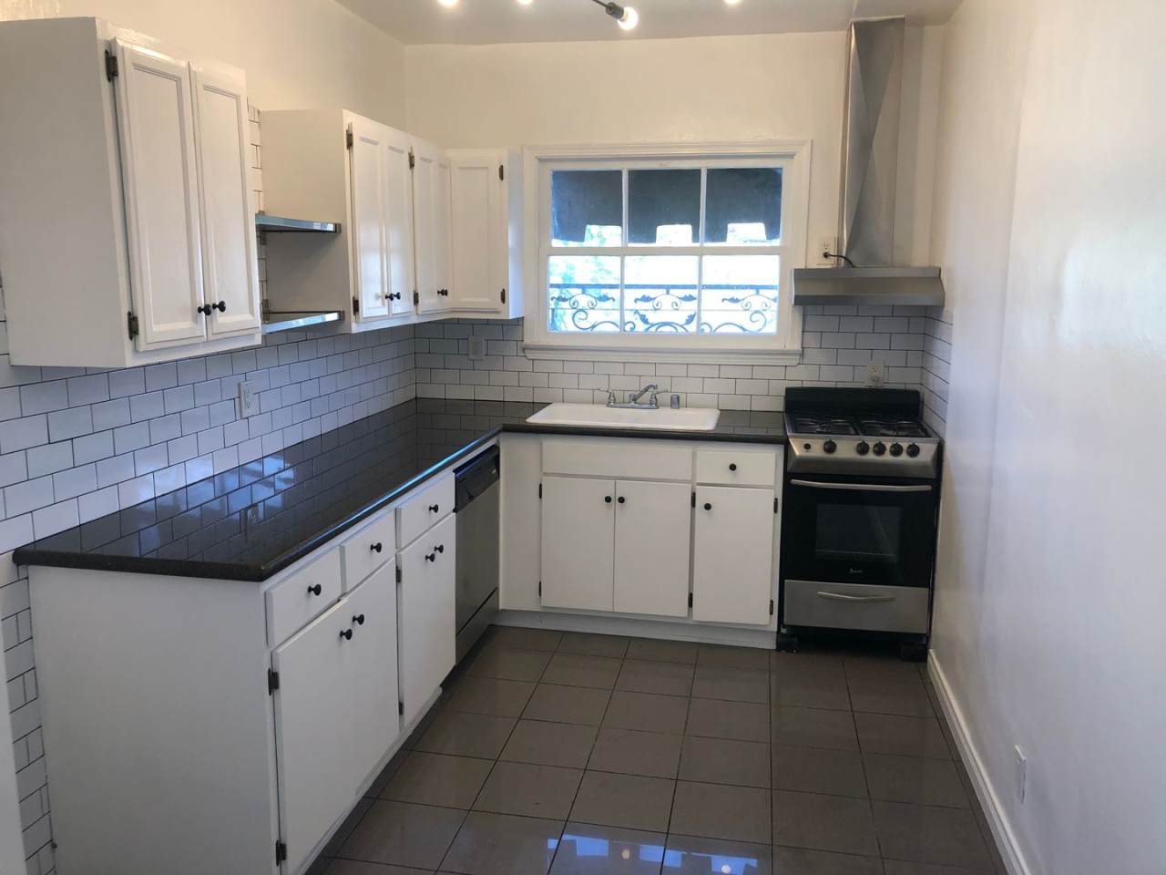 ******* BEAUTIFUL FRENCH NORMANDY STYLE 2BR APARTMENT *******