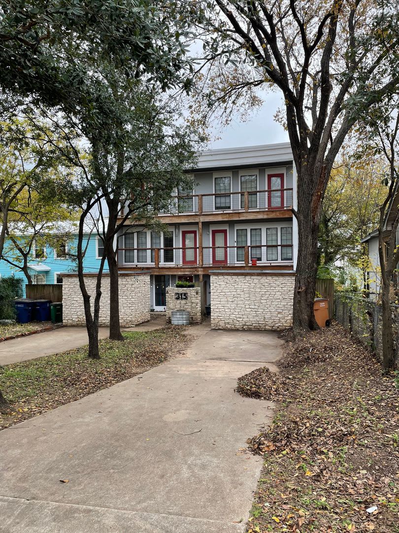 4/2 Duplex in West Campus!