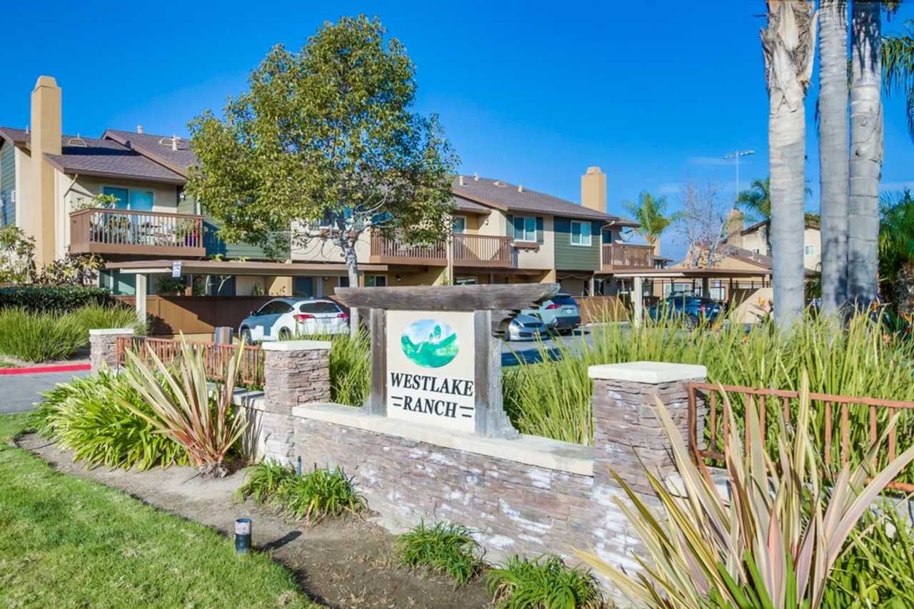 Beautiful 2 Story Townhouse with Prime Location!!