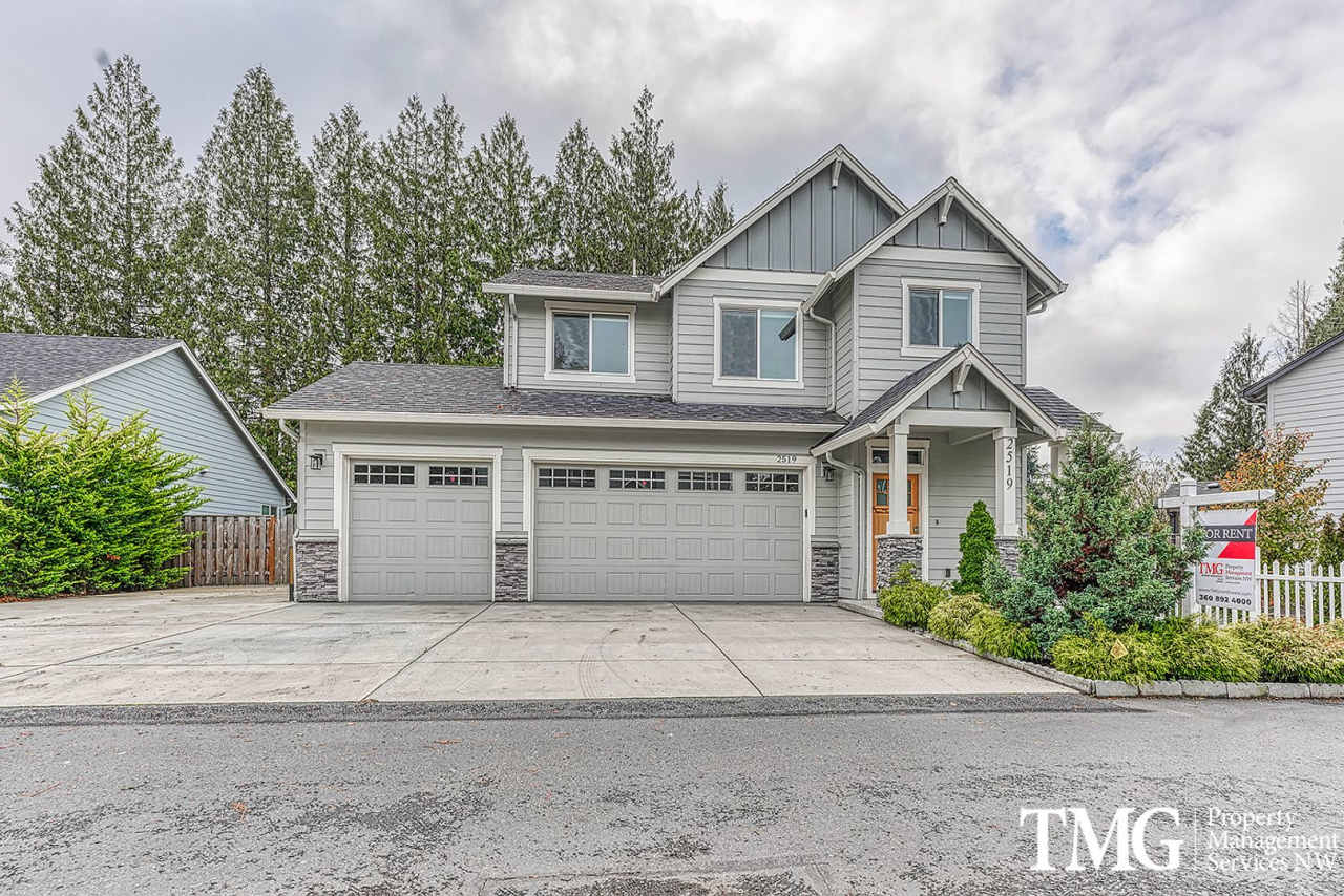 Modern 3-Bedroom Home with Spacious Yard and Designer Finishes