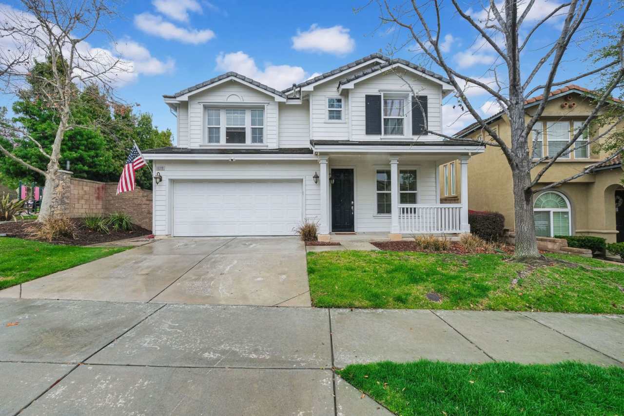 Spacious 2-Story 3-Bedroom Home in Chapman Heights' Aberdeen HOA!