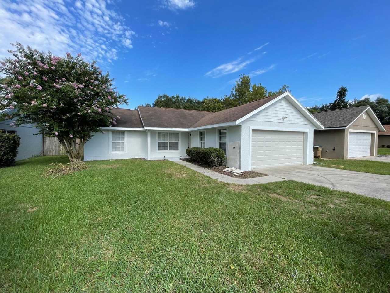 NICE 3/2/2 IN CLERMONT WITH HUGE FENCED BACKYARD