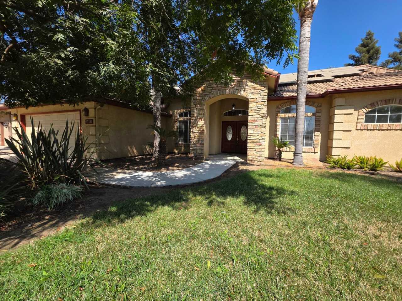 3 bedroom 2 bathroom in a desirable SE Visalia neighborhood!