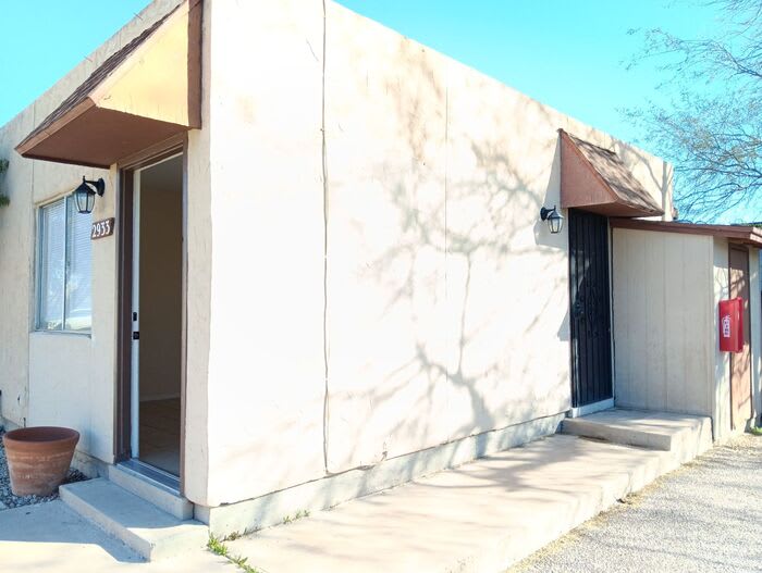 2933 North Geronimo Avenue