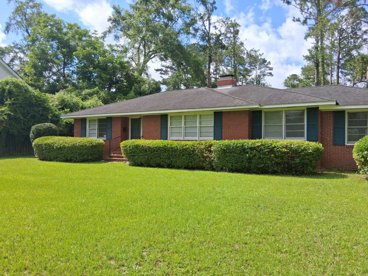 Large Home on Gornto Road!