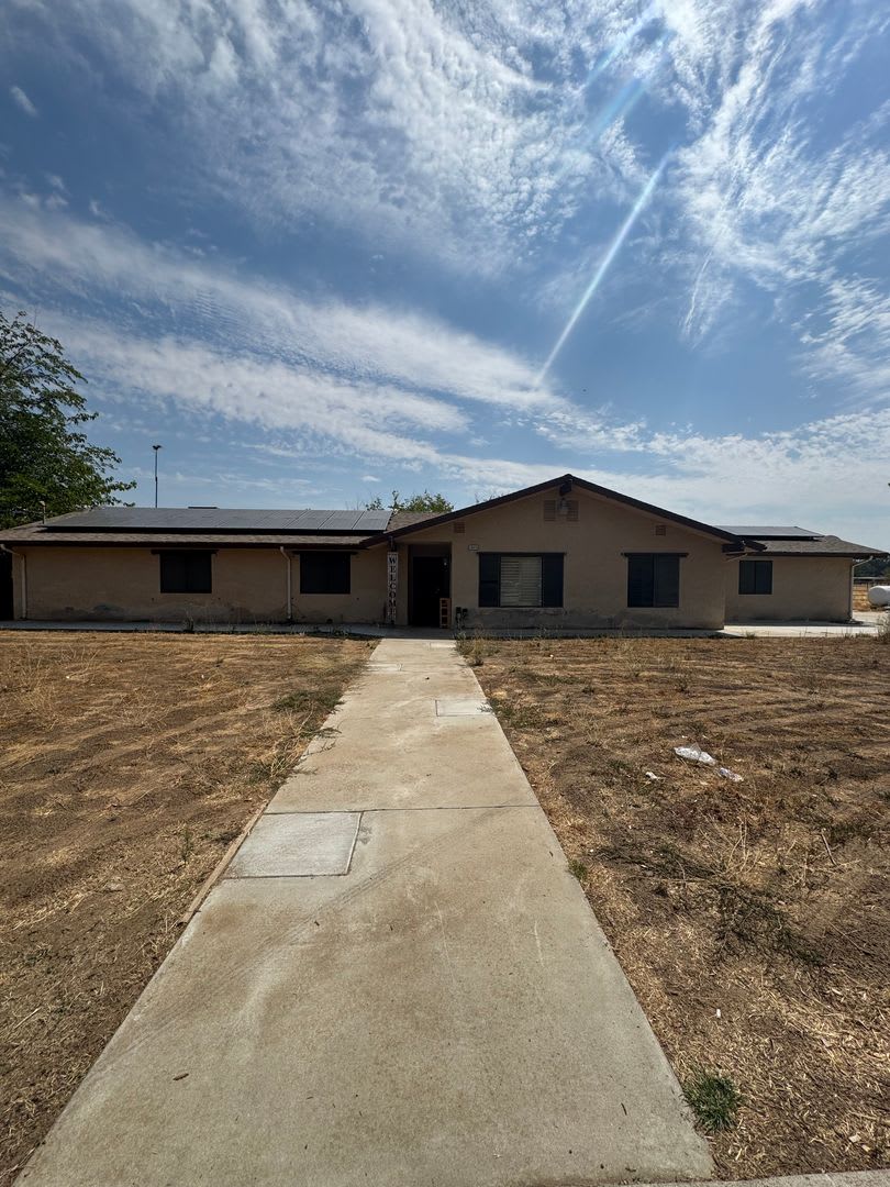 Spacious 4 Bedroom, 2 Bath Home with Solar – Madera Country Living at Its Best!