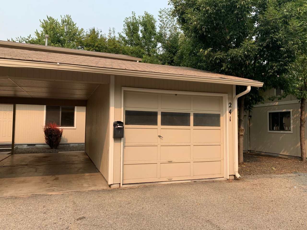 Move in special! $1095.00 for December 2025 and $1495 per month for the remainder of the first lease period