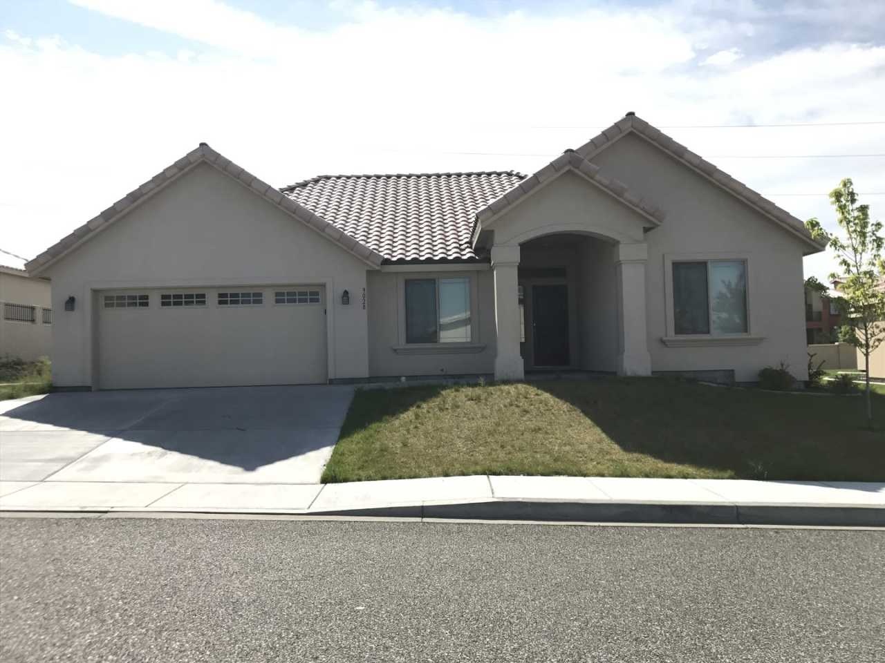 Beautiful Three Bedroom In Kennewick - Move in Ready!!