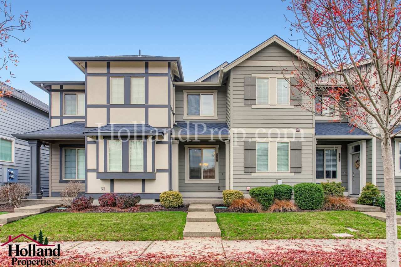 Beautiful Townhome with an Attached Garage in South East Hillsboro!