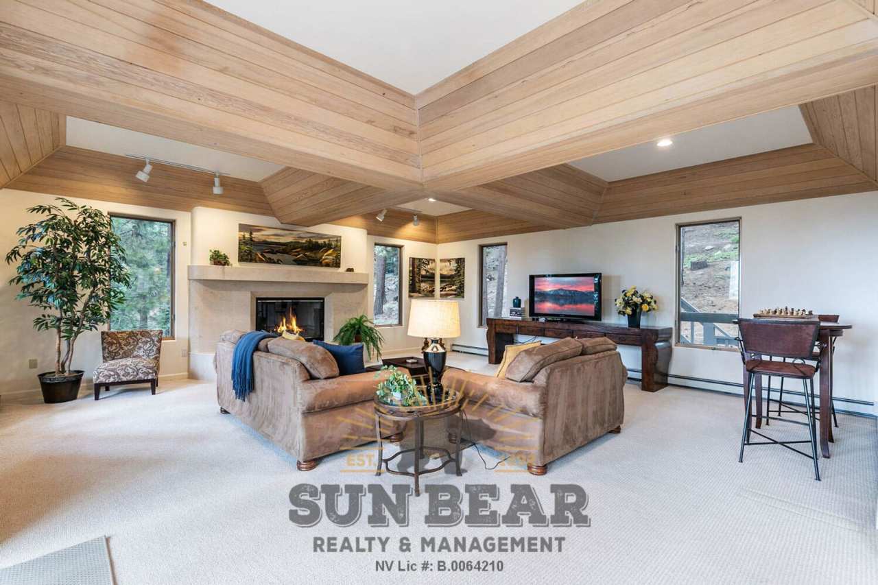 Beautiful Home w Peek Lakeview!