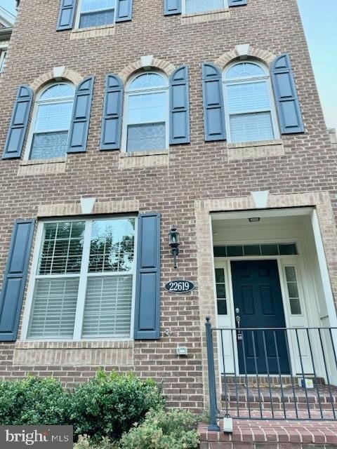 22619 NORWALK SQUARE