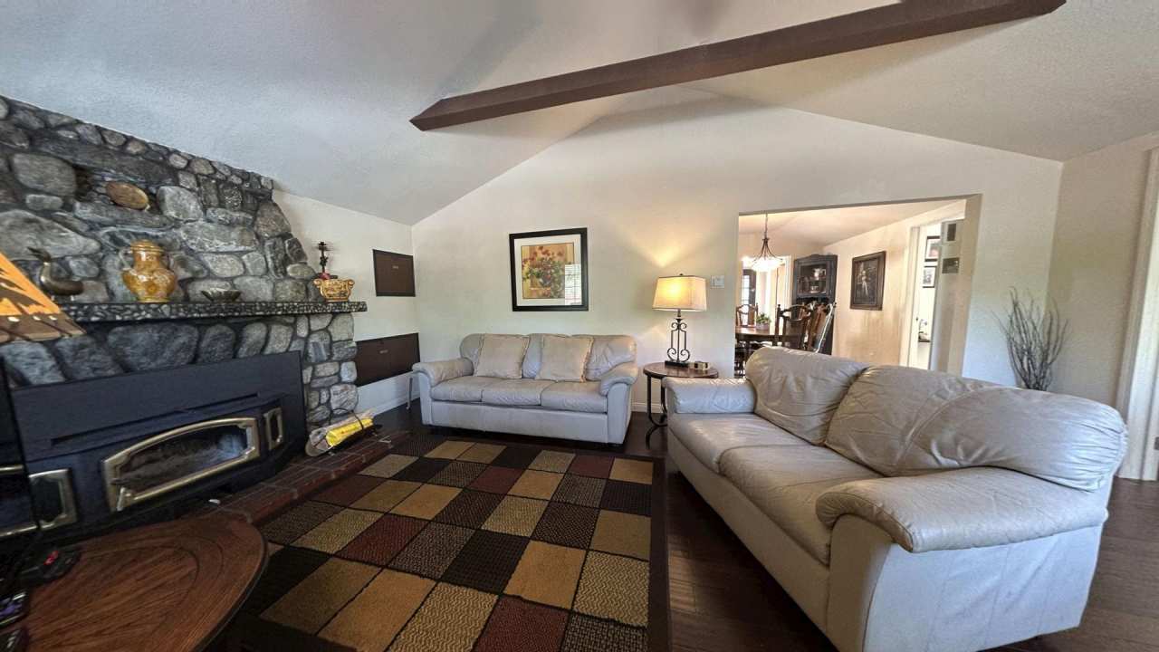 37083 Bright Way - PRICE REDUCTION! Gorgeous Fully Furnished 3 Bedroom 2 Bath Home in Mountain Home Village Community!