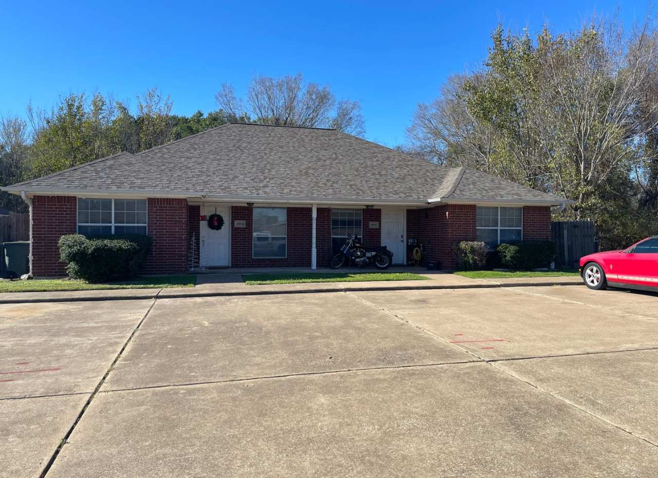 Bryan, West side - 3 bedroom / 2 bath duplex with fenced in yard.