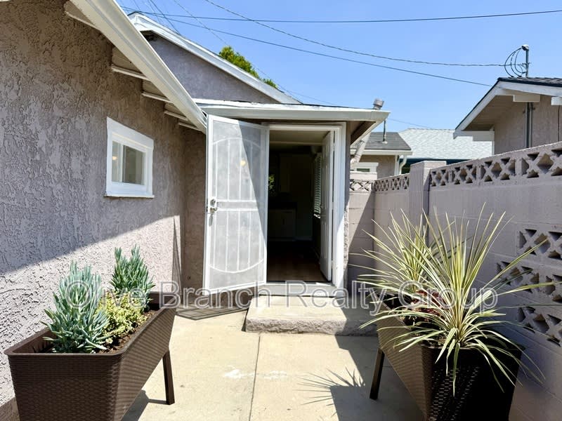 4125 1/2 S. Van Ness Ave