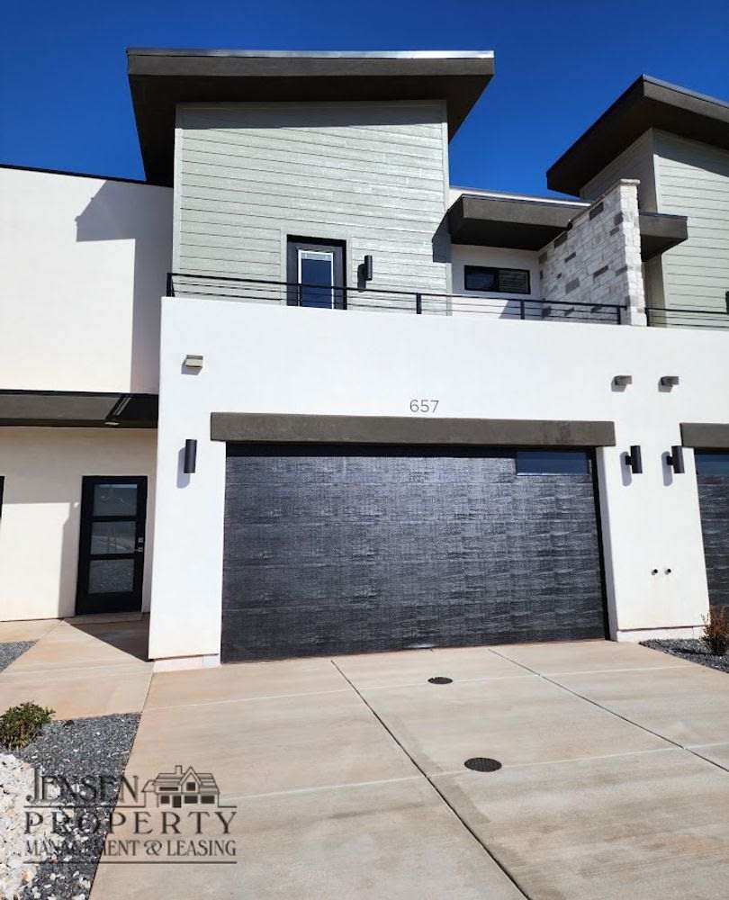 Newer Three Bedroom Town Home-Crimson Park