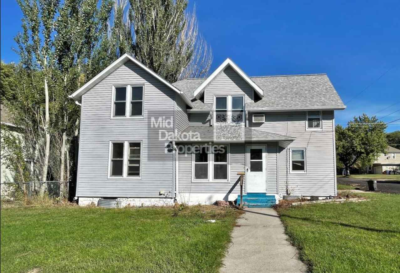 1000 W 3rd- 5 bedroom, 2 bathroom, Attached Garage House