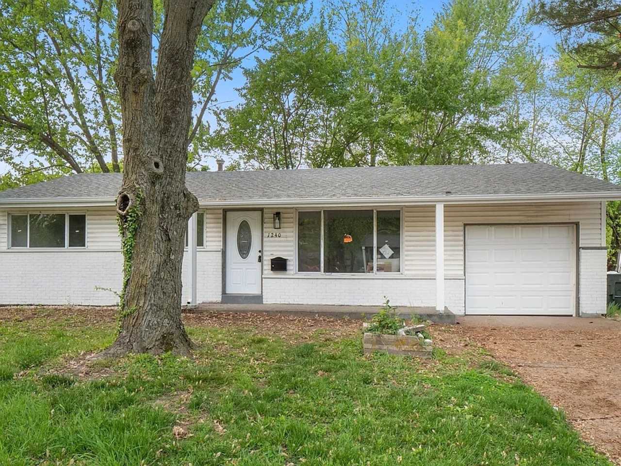 Updated 3 bedroom home in Florissant with garage