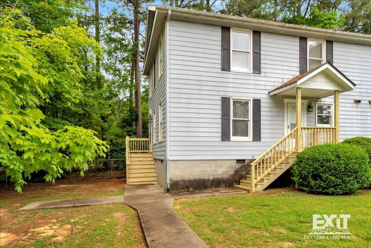 3 Bedroom/1.5 Bath Duplex Convenient to Town Amenities