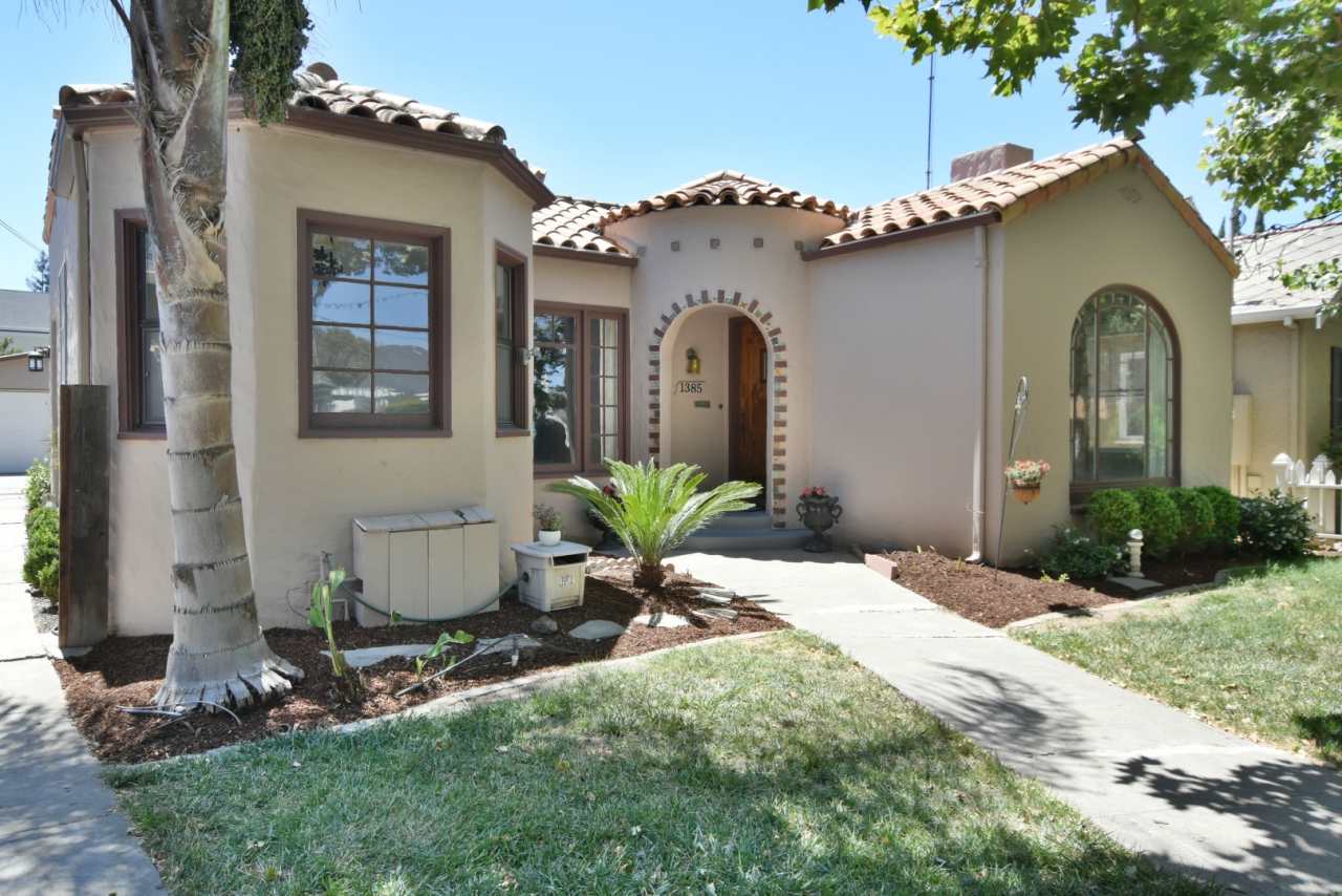 Charming 3 Bedroom 1 Bath Home in Prestigious Willow Glen Location!