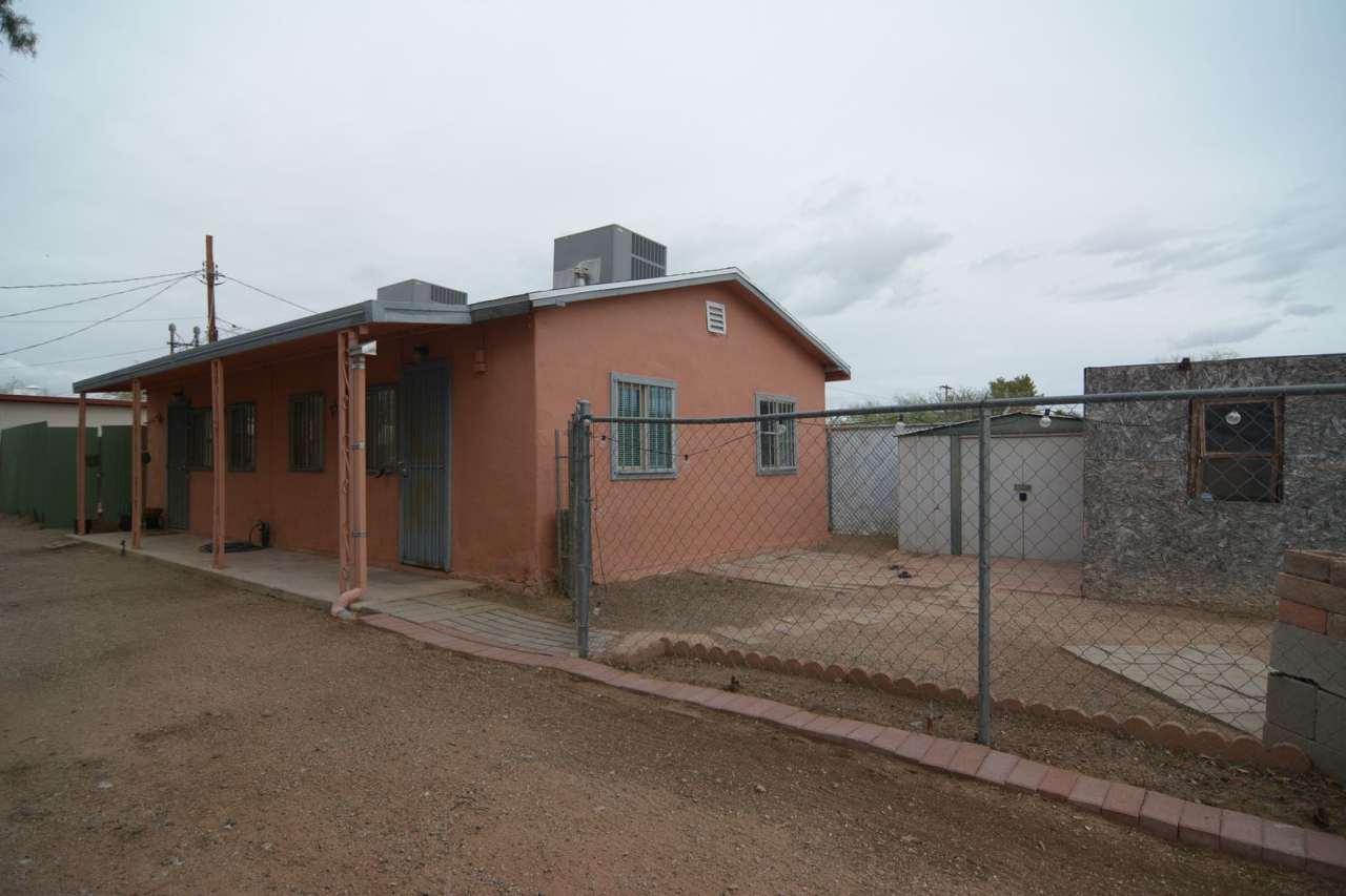 Charming 1 Bedroom 1 Bath Duplex! Great Central Tucson Location!