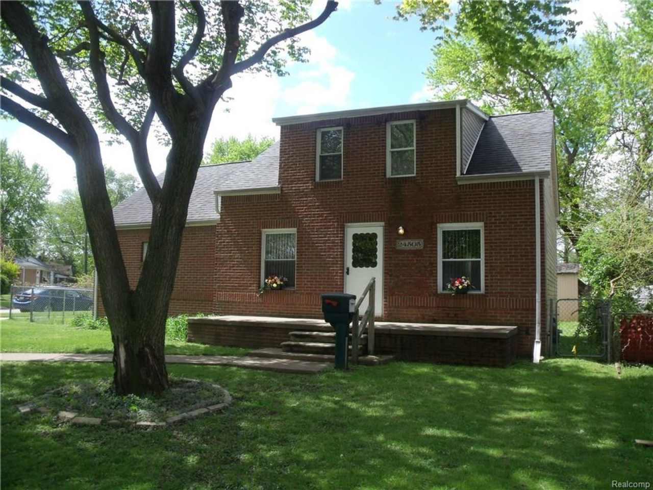 UPDATED AND SPACIOUS BUNGALOW ON CORNER LOT FOR LEASE!