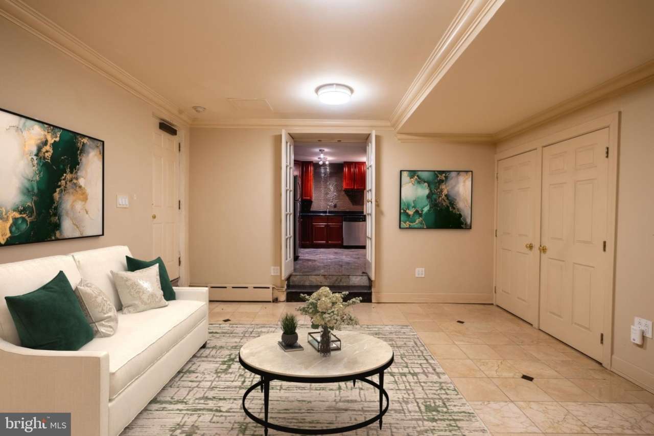 706 S WASHINGTON SQUARE