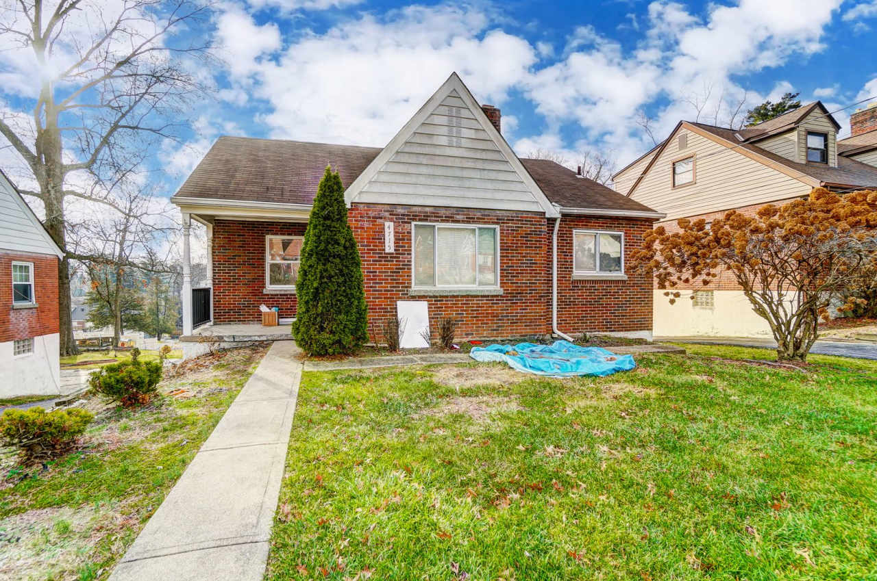 2 Bedroom, 1 Bathroom with Large Backyard!