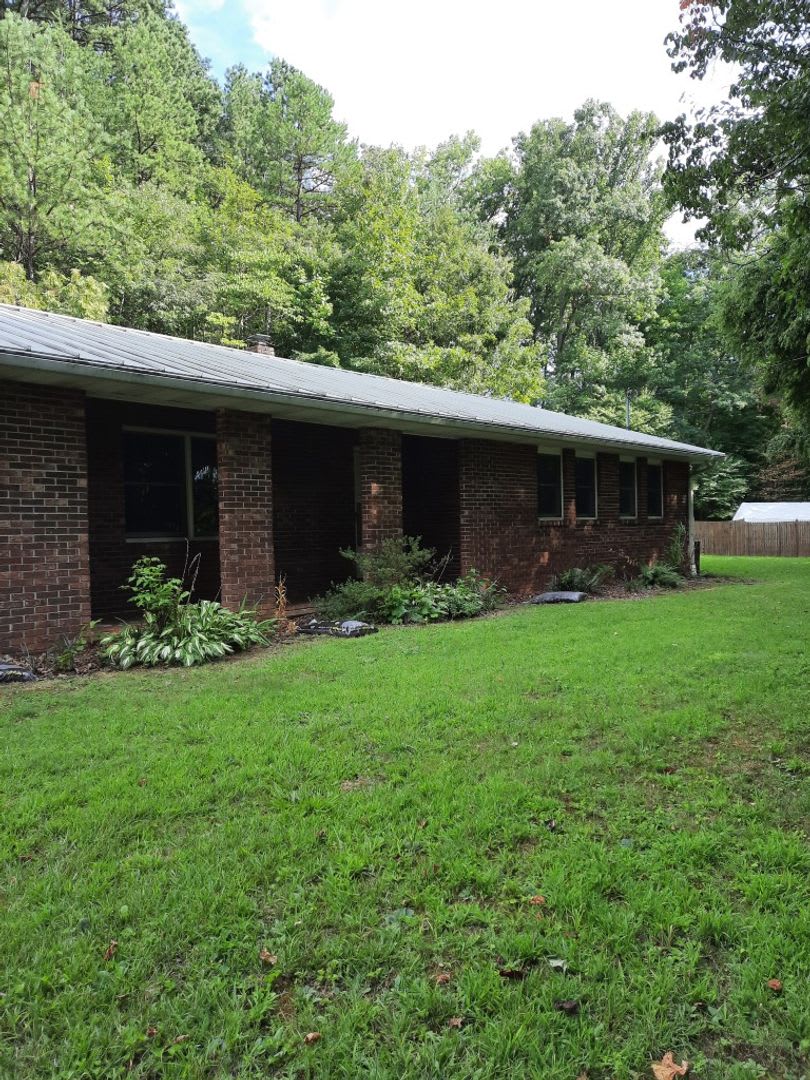 $1,780 - 3 Bedroom 1.5 Bathroom Unfurnished Home Near Hospital in Sylva