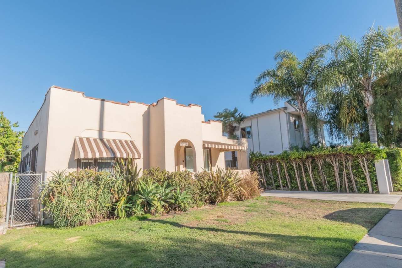 Beautiful 2 Bed +office, den garage, 1 Bath