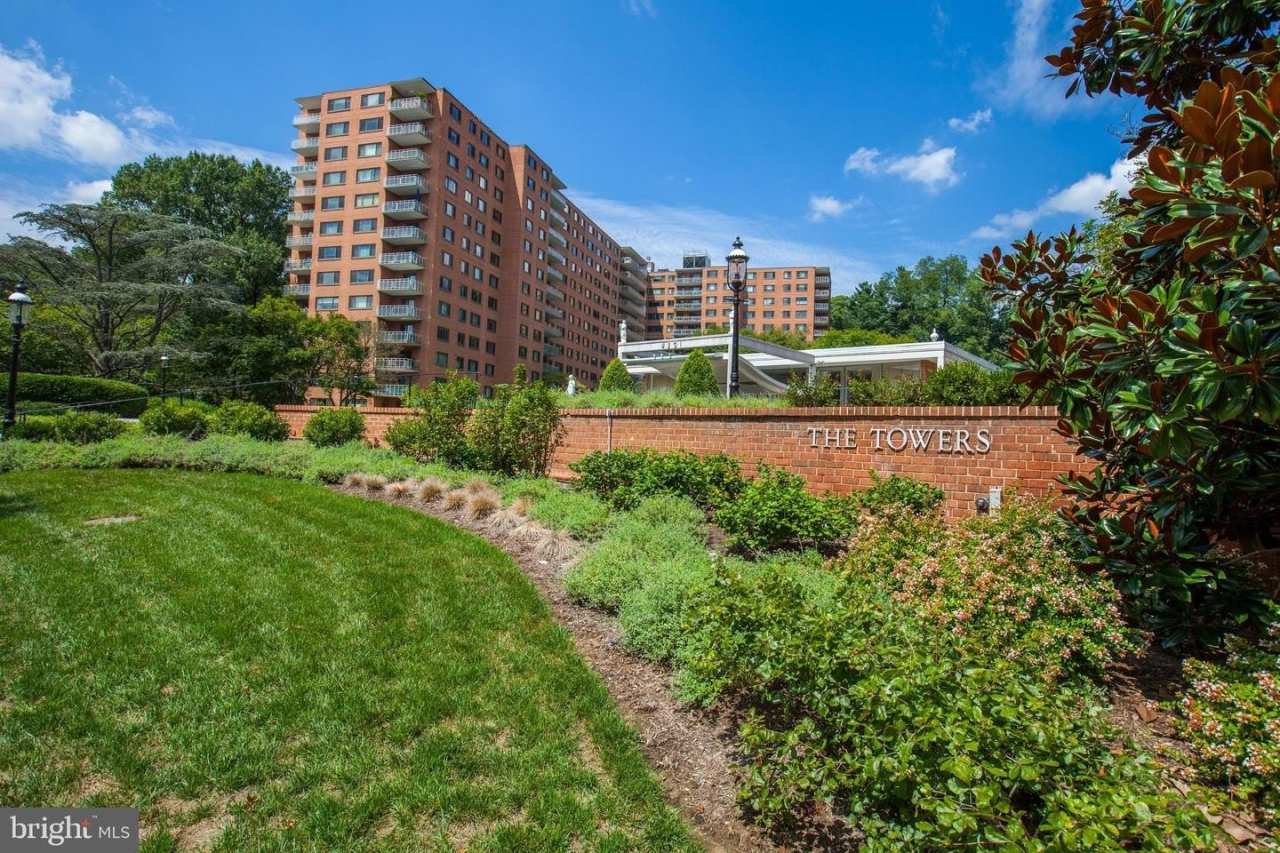 4201 CATHEDRAL AVE NW #301E
