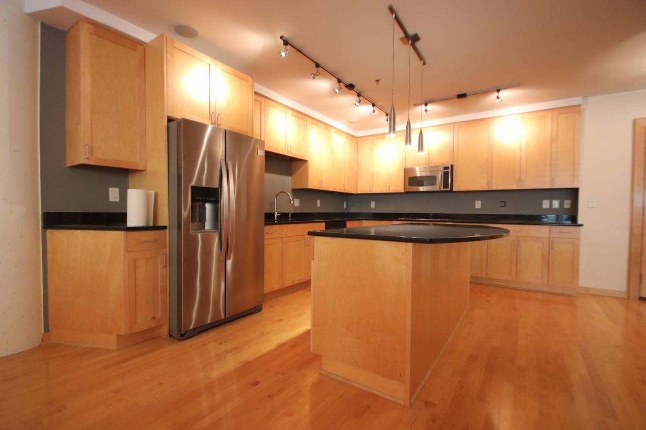 Trendy 1-Bedroom Loft in Rock Island Lofts, North Loop - Live in Style! Free parking space!