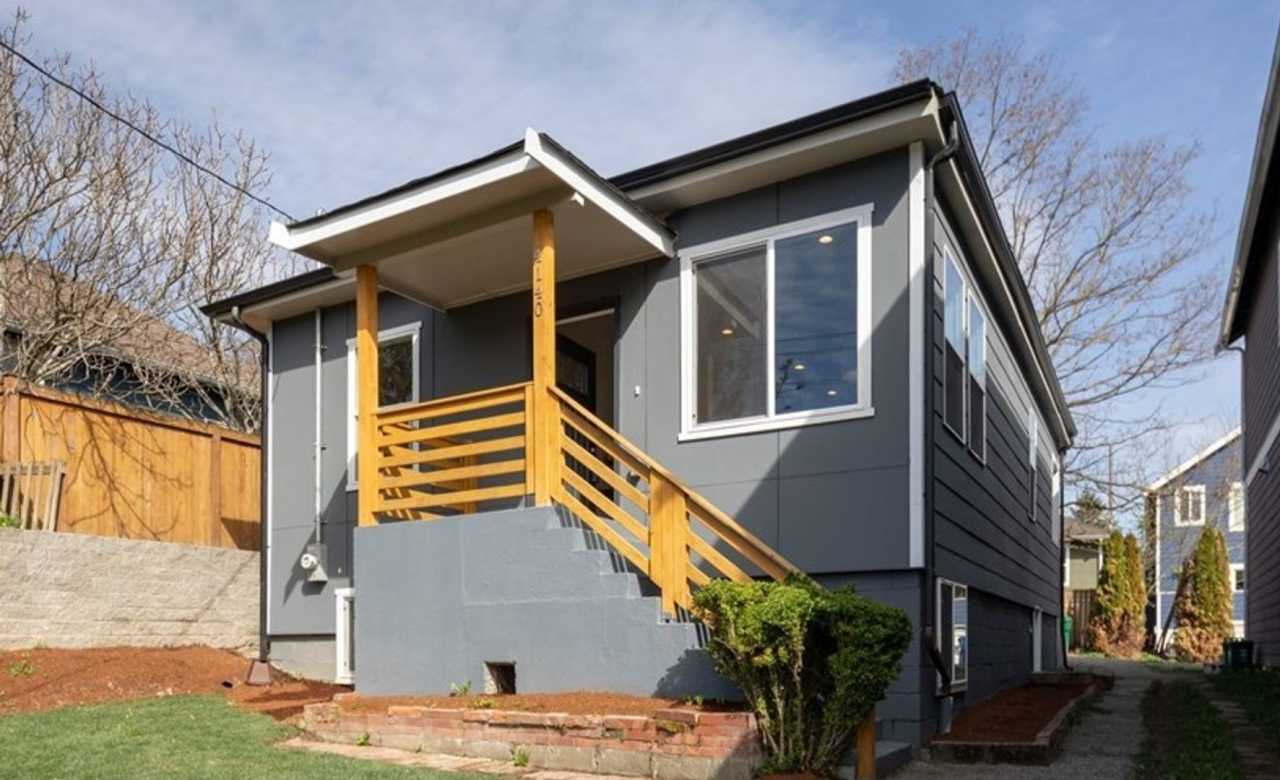 Columbia CIty!! Updated 4bed/2bath Home in Walkable location!