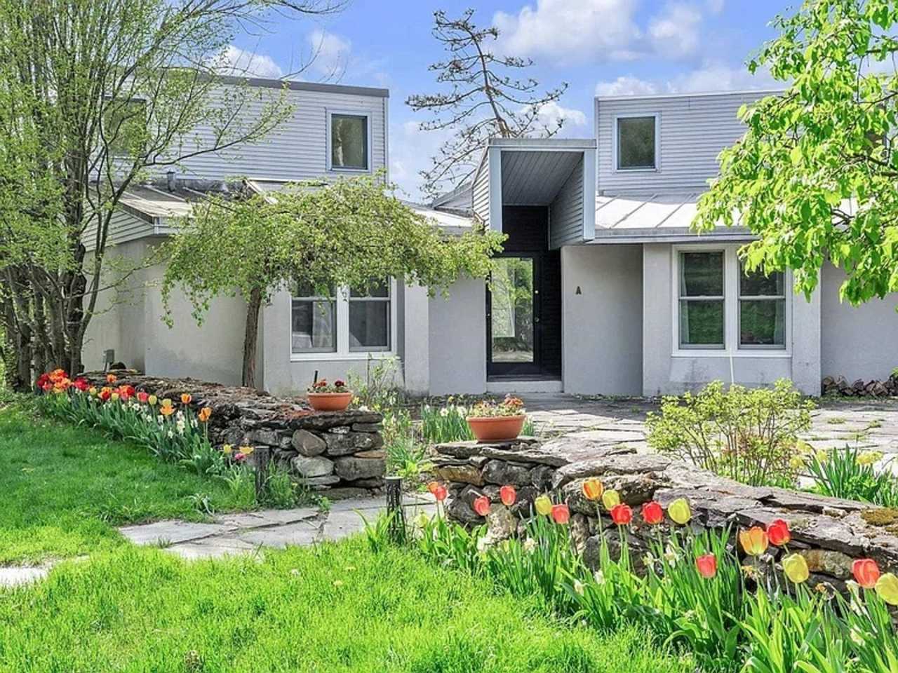 Charming 3BR Townhome in South Woodstock