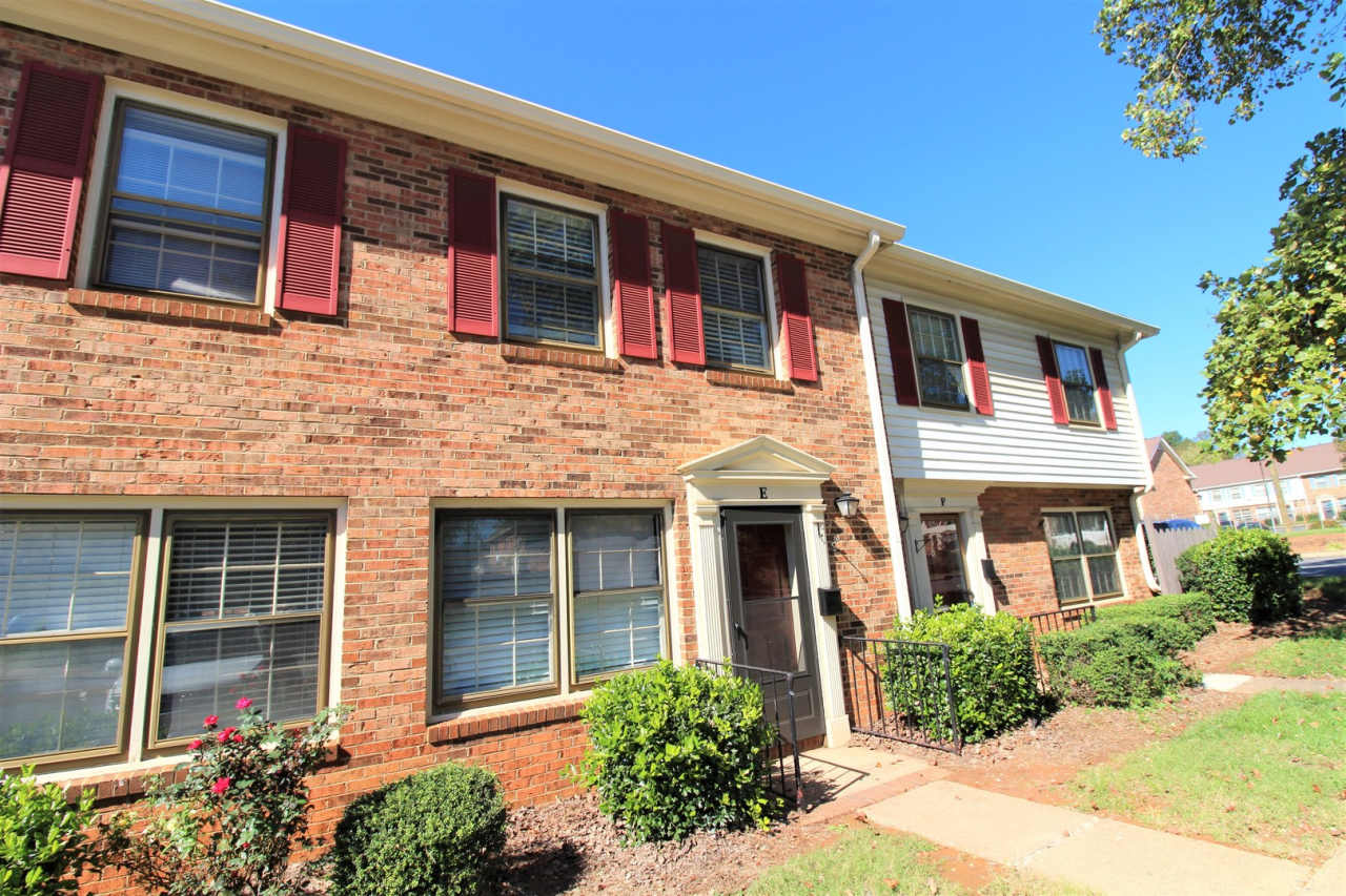 (MOVE-IN SPECIAL!) Renovated 2 Bedroom Townhome by the Light Rail!