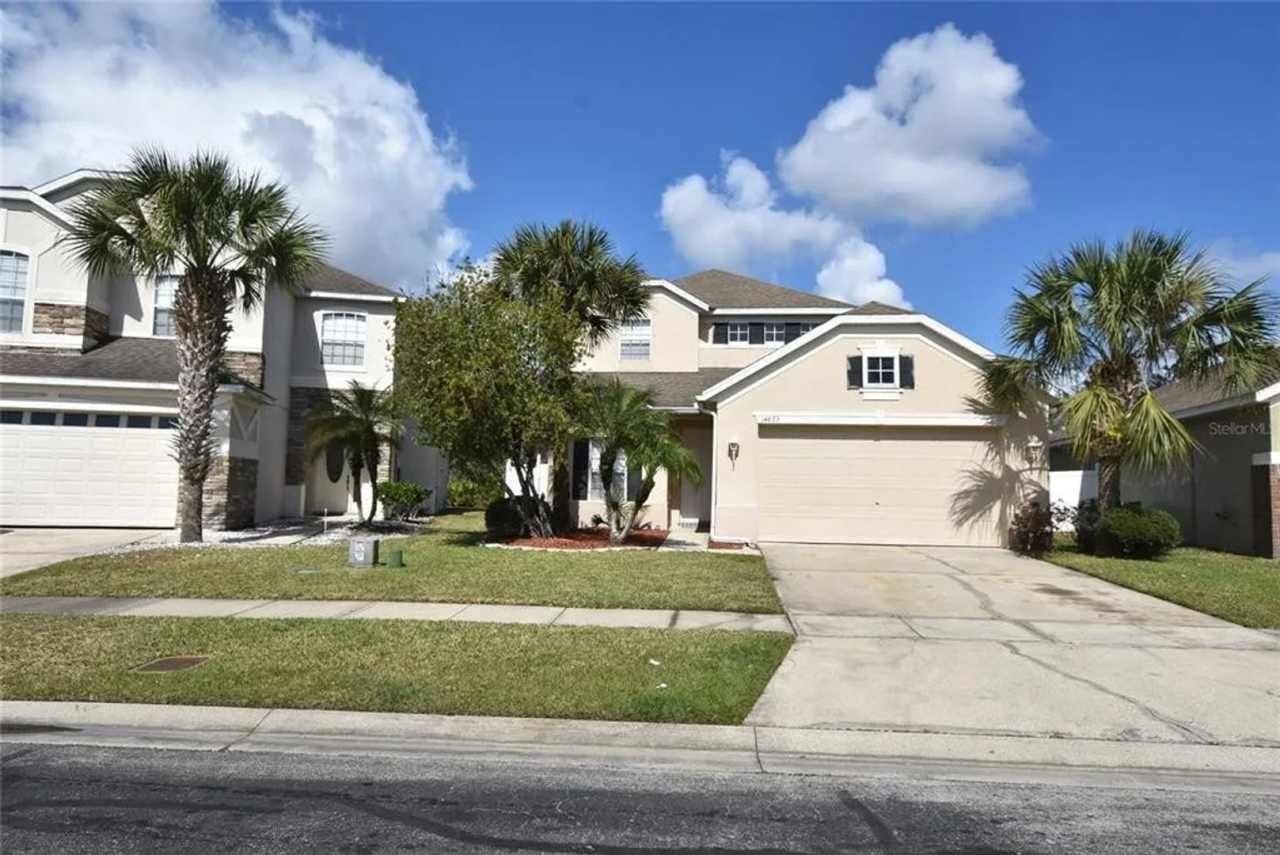 Stylish  Spacious Living in South Orlando – 4-Bedroom Beauty with Modern Comfort!