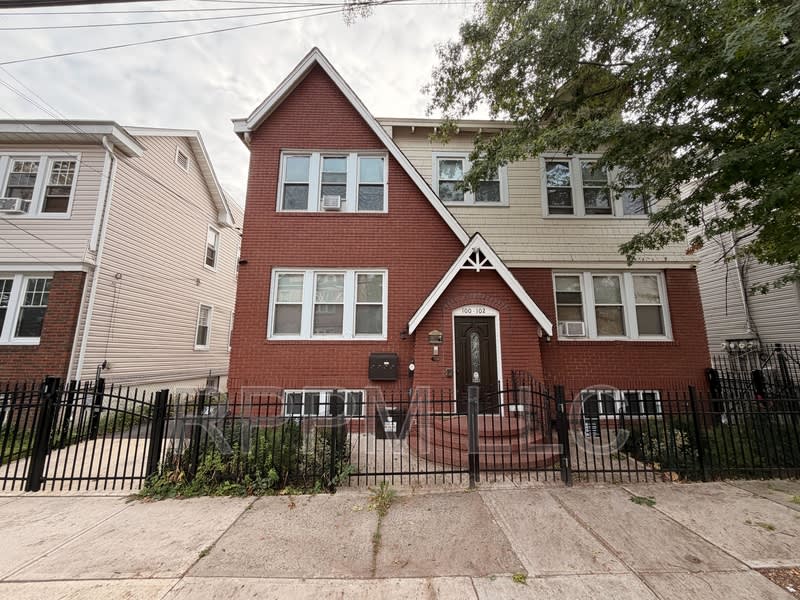 100-102 Grand Ave, #1L