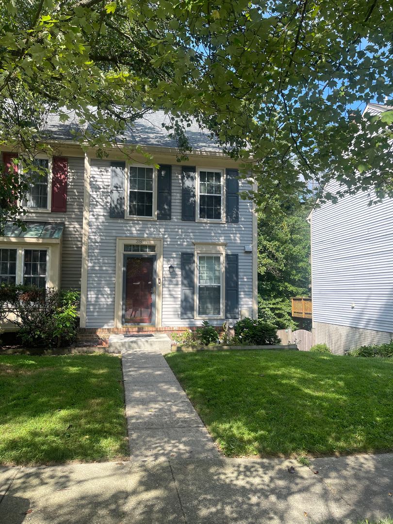 3 LEVEL TOWNHOUSE WITH FULL BASEMENT WITH FULL BATH