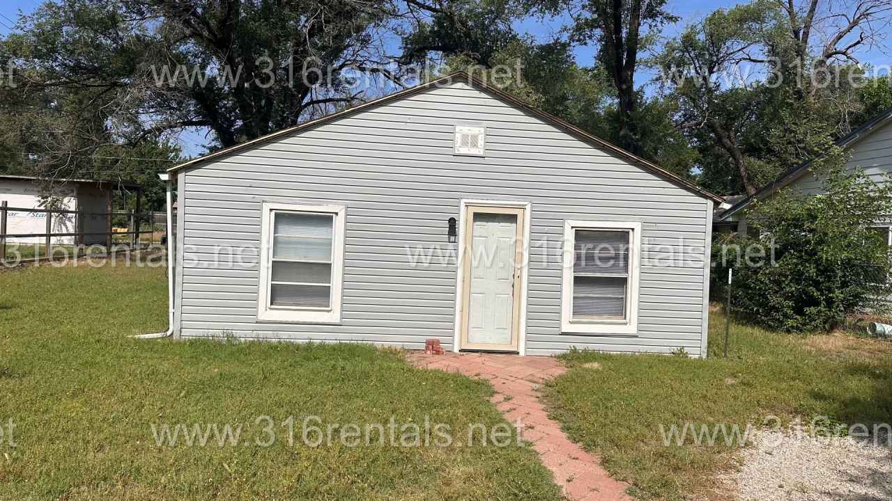 $850 - 2 bedroom/ 1 bathroom - Newly remodeled home in a great neighborhood!