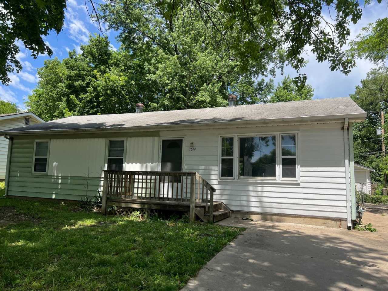 3 bedroom/2 bath house close to KU with washer/dryer