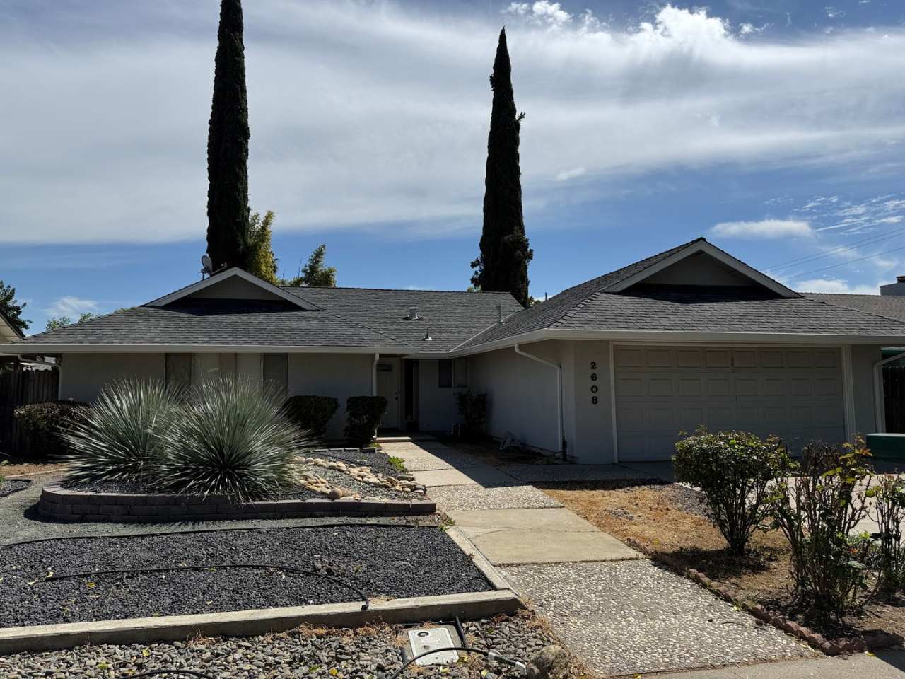 3 bedroom  2 bath home home located on a Court!!