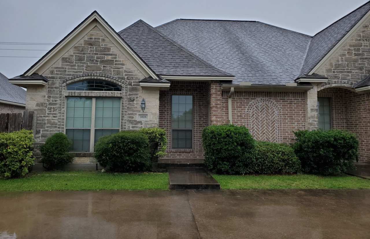 College Station - 3 Bedroom - 3 bath duplex with Fenced in Privacy Yard.