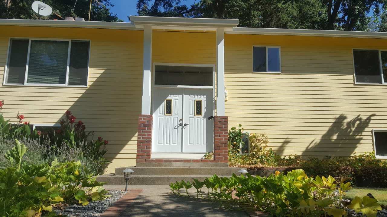 Raleigh Hills Beauty! XL Yard  Attached Garage! Dogs OK!