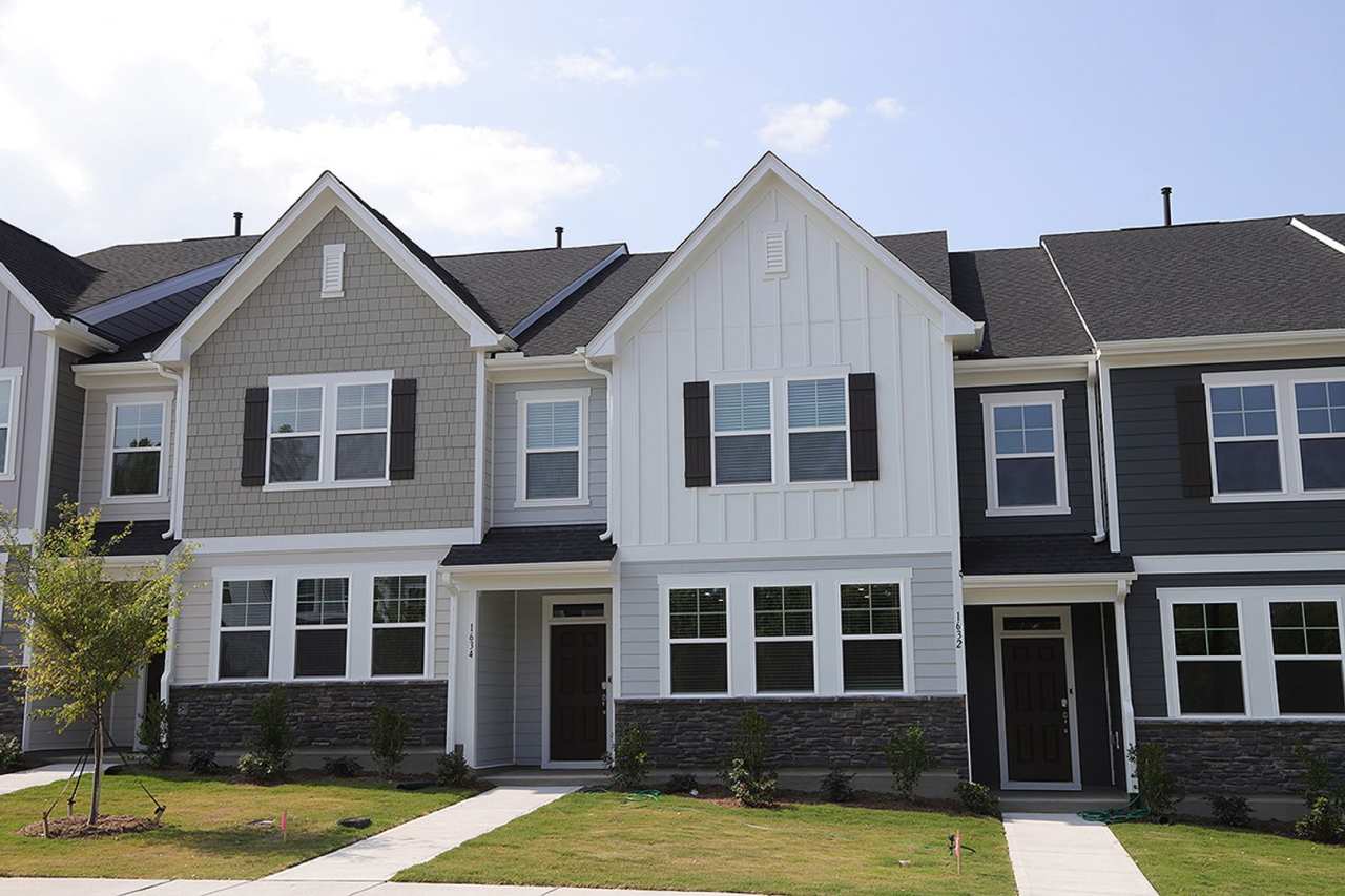 Beautiful 3 Bed+Bonus+2 Car Garage Townhome in New Wake Forest Community