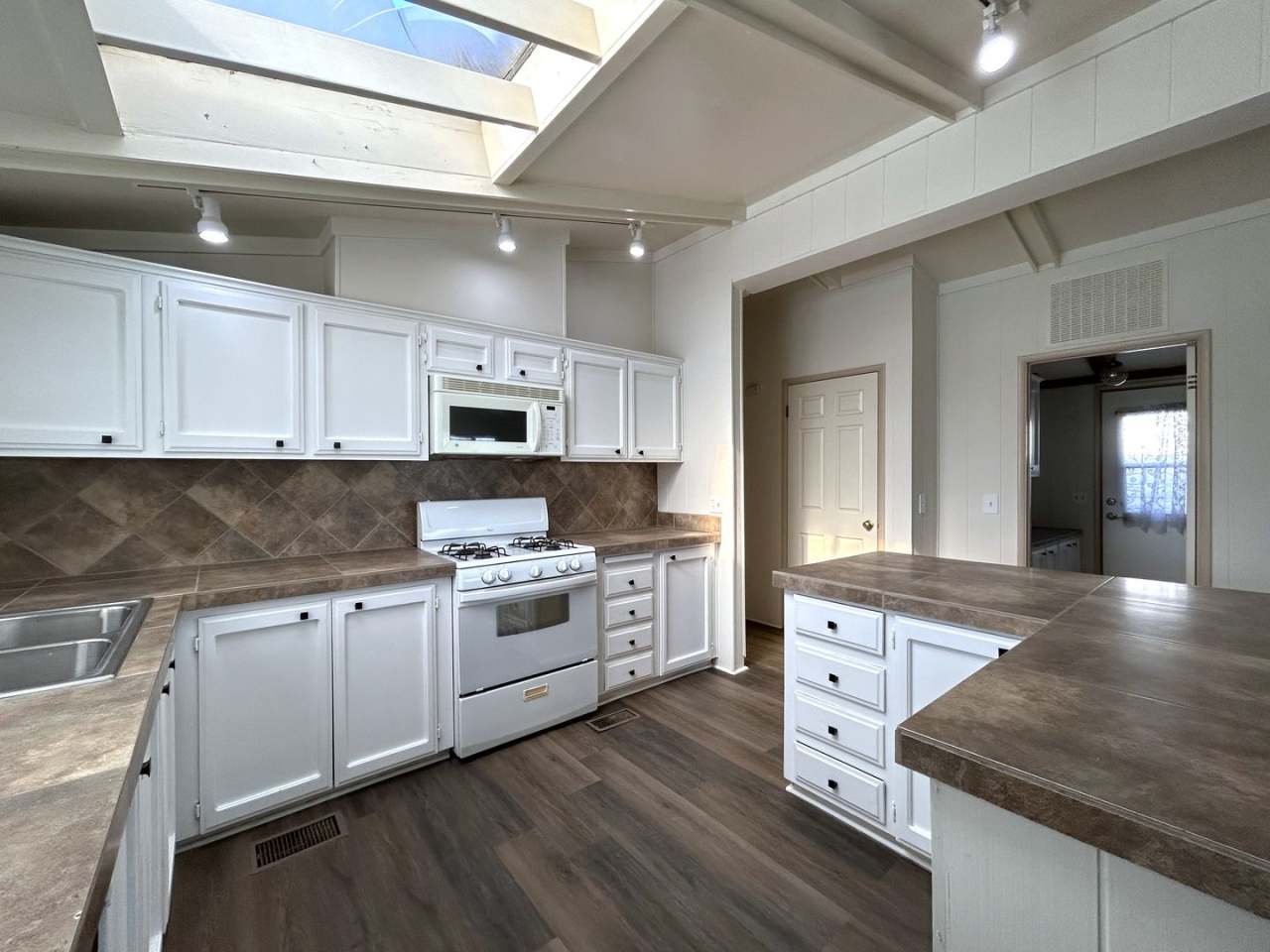 AVAILABLE NOW!! 2 Bed 2 Bath Home in Thousand Palms!! MOVE IN SPECIAL 50% OFF ONE MONTHS RENT!