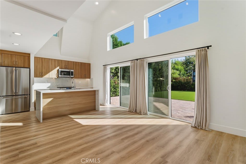 6200 Woodlake Avenue