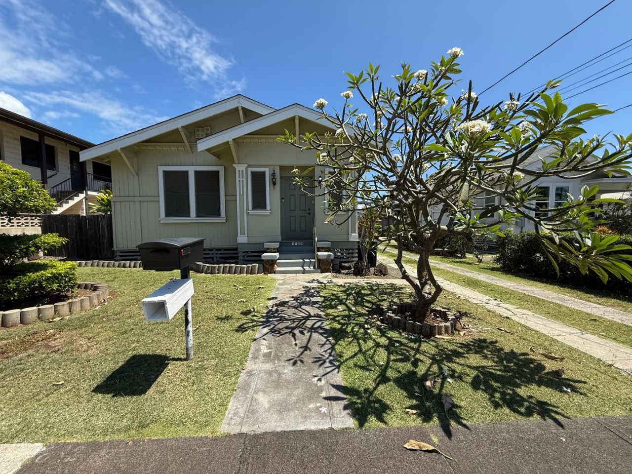 Classic 4 bdrm, 2 bath Lower Manoa Charm!