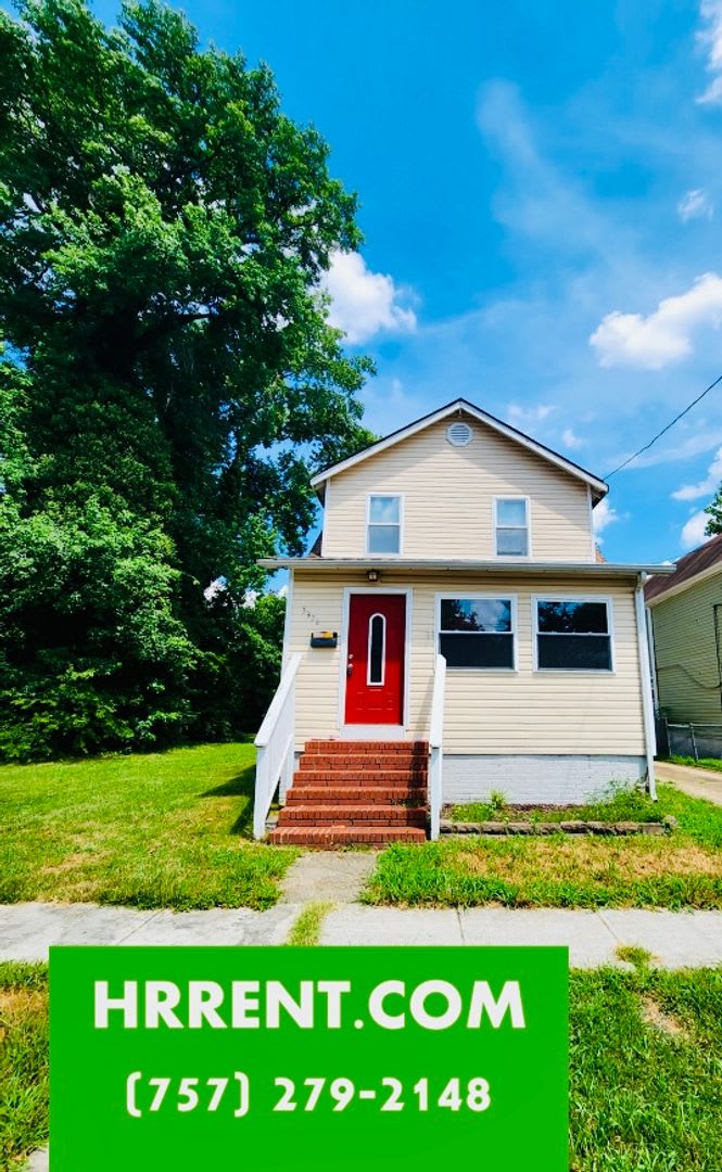 Cozy 3 Bedroom 1.5 Bath Two-Story Home located in the Fairmount Park in Norfolk!