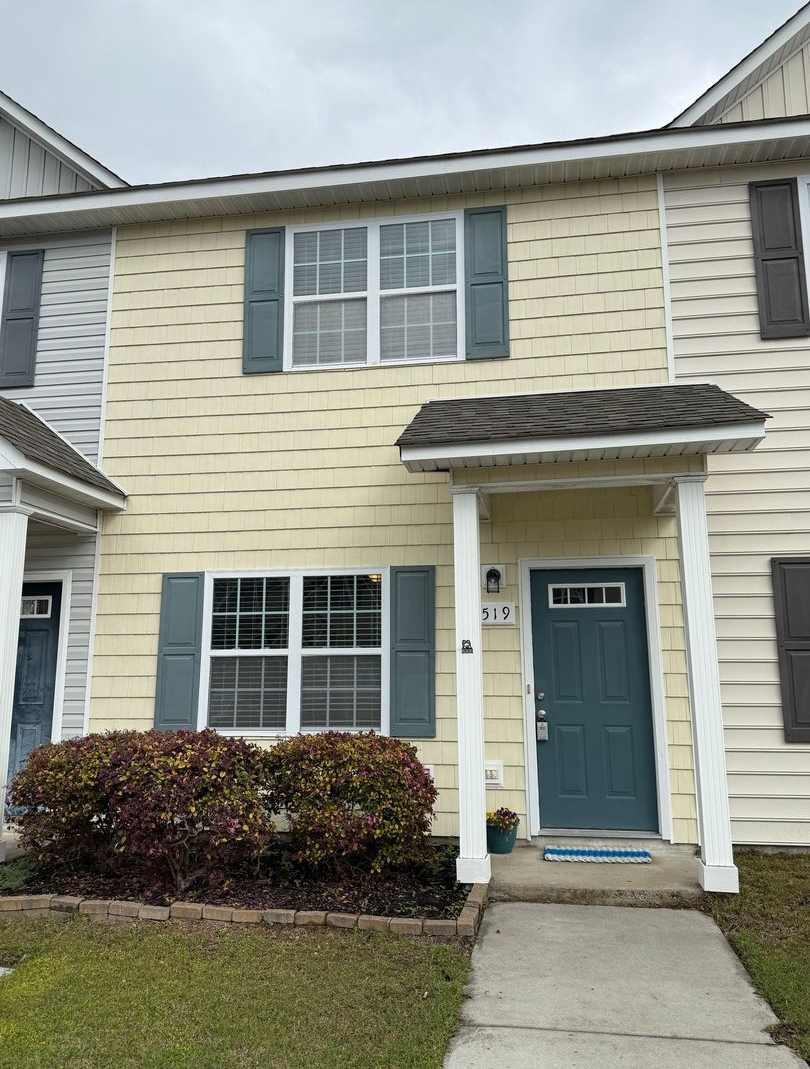 Beautiful 2 bedroom, 2.5 bath Town House